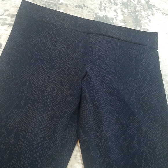 Snake Print Leggings - Picture 3 of 4